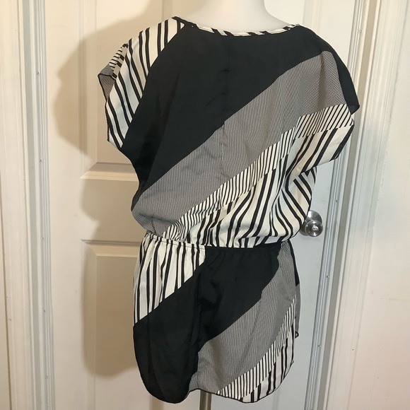 Dots blouse white and black size Large. - Picture 9 of 9